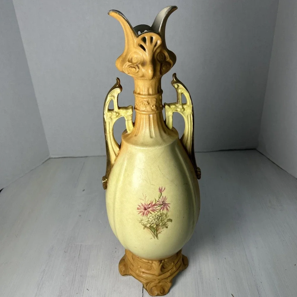 ANTIQUE ROYAL WETTINA FOOTED VASE-AUSTRIA-ROBERT‎ HANKE LATE 19th CENTURY 1508